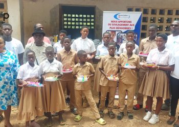 Kloto/ l’association cœur immense fait don de kits scolaires aux élèves vulnérables du CEG de Kuma – tokpli