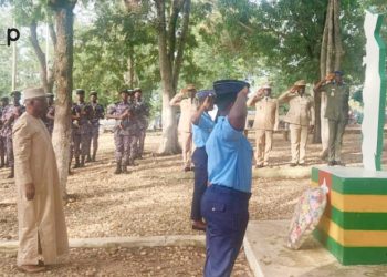 Tchaoudjo/38è anniversaire de l’attentat du 23 septembre 1986 : Le préfet a déposé une gerbe de fleurs sous la stèle mémorial à Sokodé