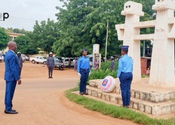 Dépôt de gerbes de fleurs a la place des martyrs à Dapaong