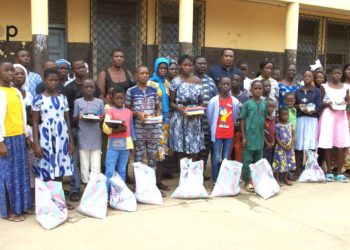 Rentrée scolaire solidaire : des kits scolaires et alimentaires aux élèves de Grand Lomé