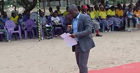 PHOTO 4 Le president du CPJ Agou sensibilisant lassistance