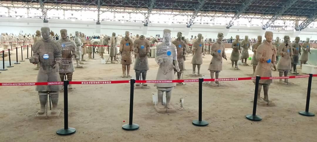 Chine / attraction de la huitième merveille du monde à Xi'an: les hommes de médias ont visite le musée des statues de guerriers et de chevaux en terre cuite 1 armee similaire