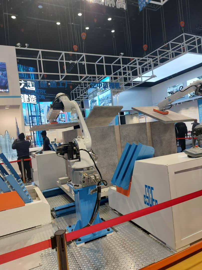 Des robots en train de charger des materiaux de construction