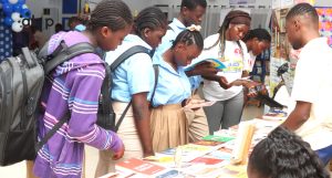 Les eleves visitant un stand