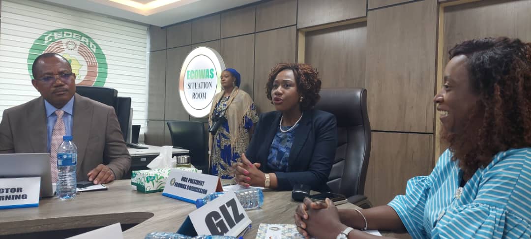 Interview/ CEDEAO : « Avec les crises au sein de la sous-région, nous avons laissé d’autres acteurs écrire des narratifs en notre nom… » (Mme Damtien Tchintchibidja) 1 Mme Tchintchibidja au milieu