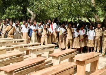 Kpélé :  des tables bancs au CEG de KpéléTtsiko