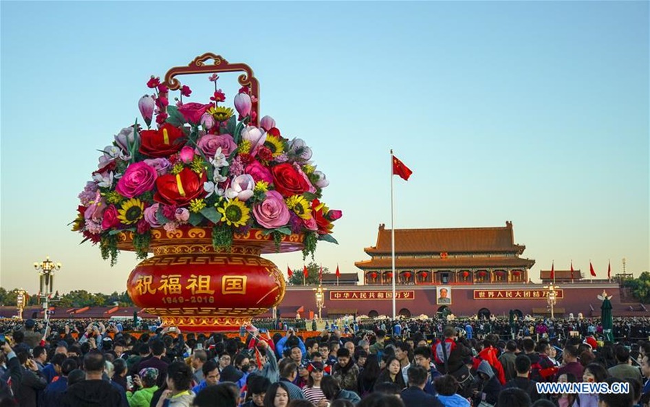 vue partielle de la foule sur la place Tiananmen