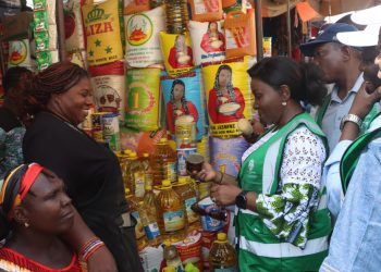 Vérification de la qualité des produits alimentaires : la ministre du Commerce fait une descente dans des marchés de Lomé