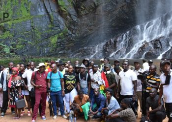 Tourisme : Des journalistes et artistes émerveillés par la cascade de  Souroukou dans le Mô