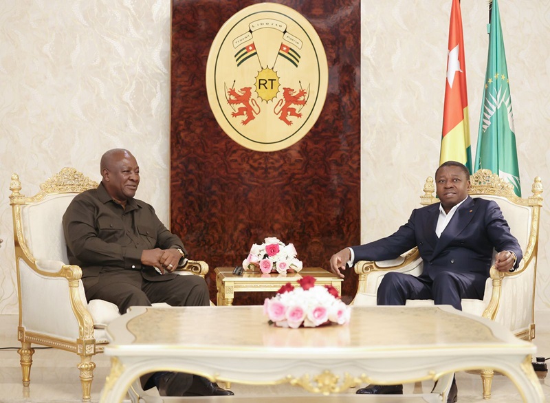 Le chef de lEtat sest entretenu avec le President elu du Ghana