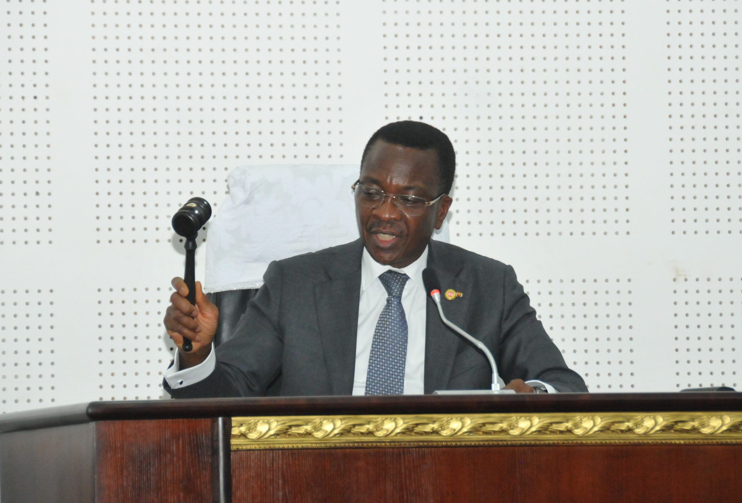 Assemblée nationale: la deuxième session ordinaire 2024 close 1 Le president Adedze Maillet en main cloturant la session1 scaled