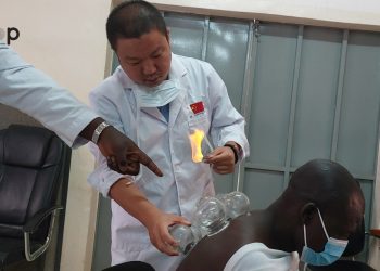 Une mission médicale chinoise du CHR Tomdé consulte le personnel de la mairie Kozah 1