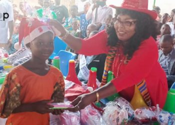 Lacs/fête de fin d’année :  des kits festifs distribués aux enfants démunis à Aklakou