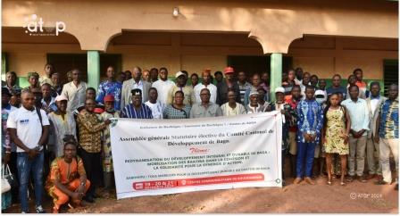 PHOTO 27 Les partcipants ont pose avec les membres du bureau