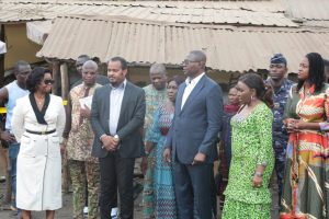 Incendie au marché d’Adidogomé-Assiyéyé : le président de la République apporte sa compassion et son soutien aux victimes 2 La delegation gouvernementale constatant les degats sur les lieux