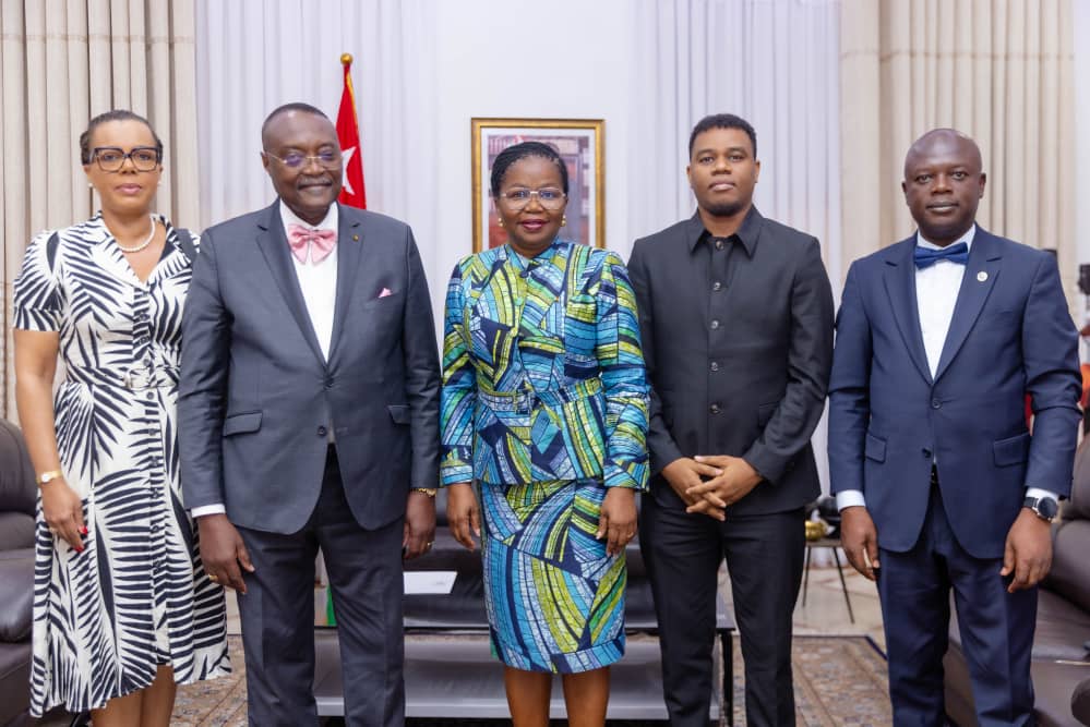 Primature : le nouveau bureau de la CCI-Togo présente sa vision au Premier ministre 1 Mme le Premier ministre milieu avec le nouveau bureau de la CCIT. M. Symenouh 2 e a gauche
