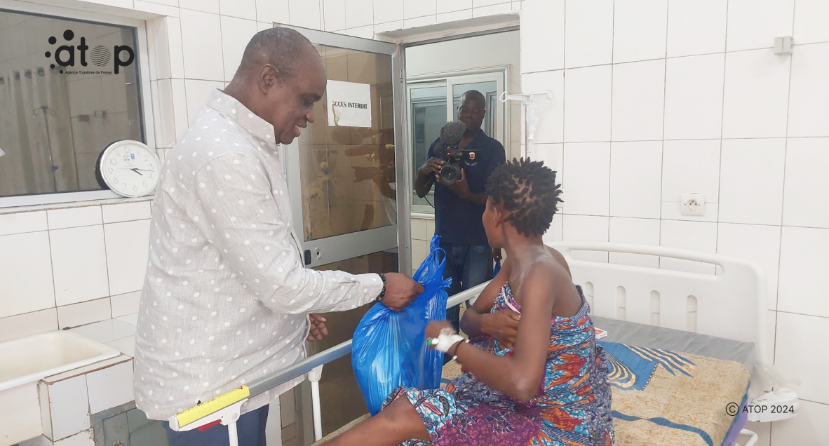 Kloto/fête de nouvel an : le maire Dogbatsè offre des vivres aux parturientes et aux enfants vulnérables de kpalimé 1 Oliver 2025 01 02T125001.991
