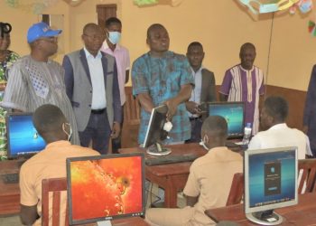 Kéran/ éducation : le député Karango Yaka offre du matériel informatique au lycée moderne 1