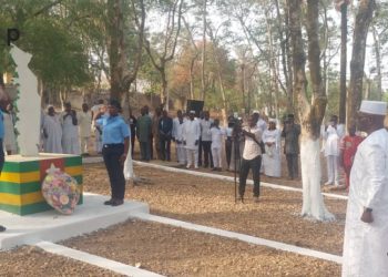 Tchaoudjo/51è anniversaire de l’attentat de Sarakara : Le préfet sortant Col. Mompion a déposé une gerbe de fleurs au pied de la stèle mémorial