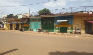Boutiques fermes dans un quartier de Lome Photo internet