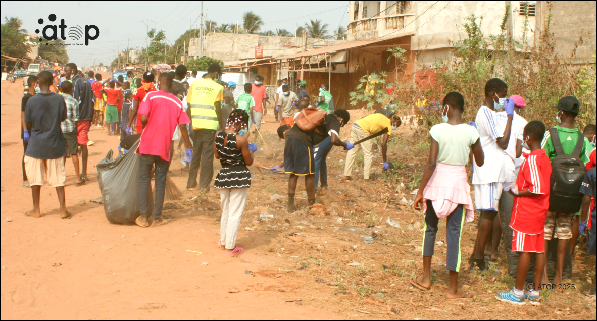 Des jeunes en plein desherbage