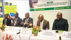 Le ministre de la justice micro ouvrant les travaux