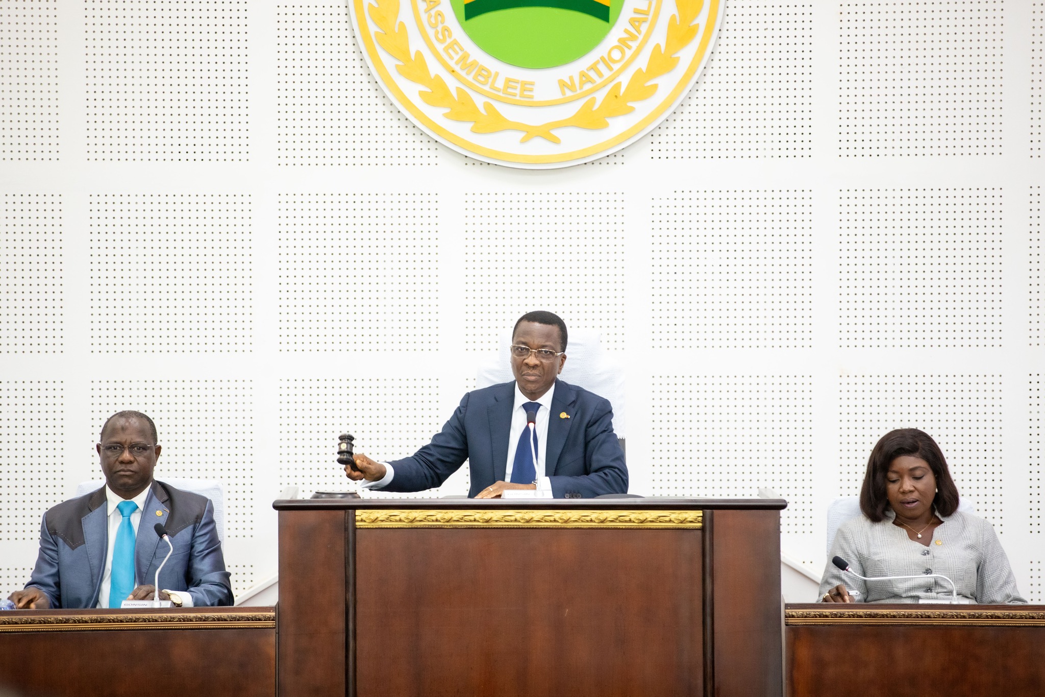 L'Assemblée nationale proroge de 12 mois, l'état d'urgence sécuritaire dans les Savanes 1 Le president Adedze maillet en main ouvrant la 2e seance pleniere