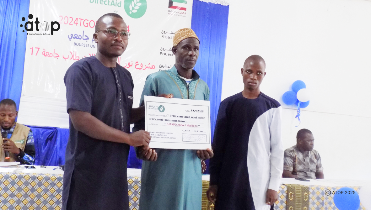 Kozah/éducation : l’ONG Direct-Aid alloue des bourses d’études à trente étudiants et bacheliers de la ville de Kara 1 Oliver 2025 03 07T142559.570