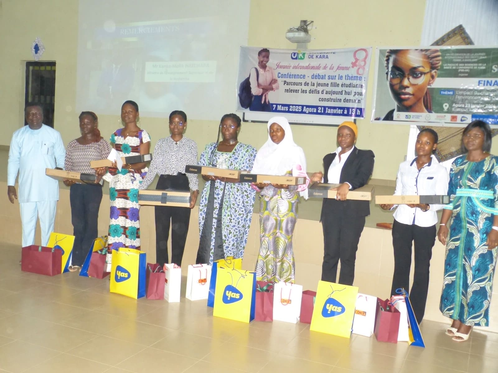 les 7 finalistes avec le president de lUK et la promotrice du concours 1
