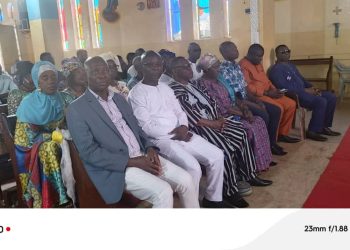 Les officiels a leglise catholique a Sokode. Le prefet Tchimbiandja 1er de la gauche