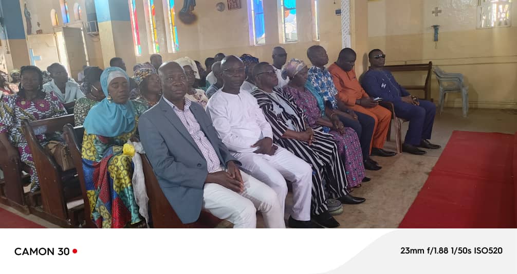 Les officiels a leglise catholique a Sokode. Le prefet Tchimbiandja 1er de la gauche