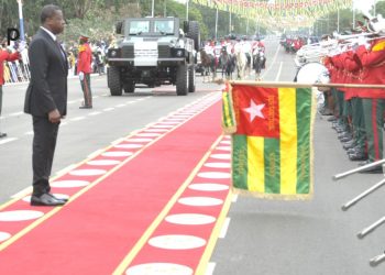65è anniversaire de l’indépendance du Togo:  le chef de l’Etat assiste au défilé militaire, paramilitaire et civil