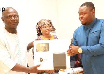 Les anciens étudiants de l’ESA de l’Université de Lomé offrent du matériel de laboratoire à l’école