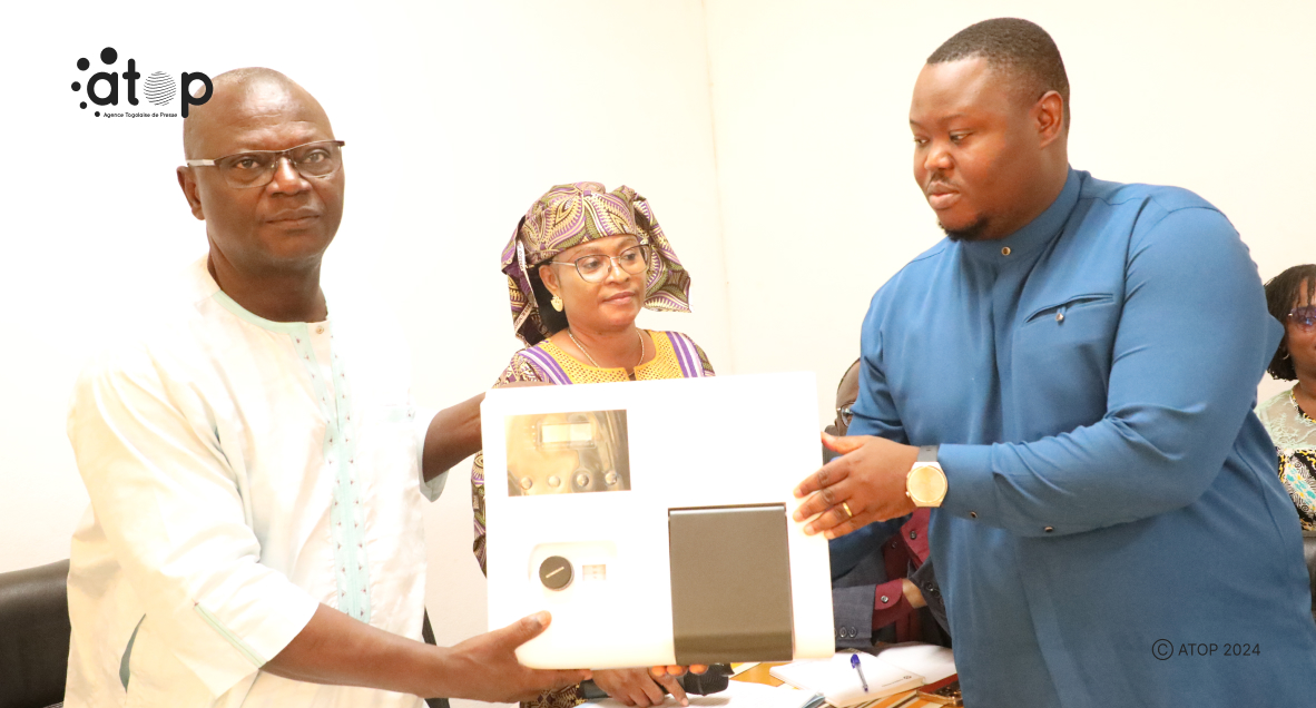 Les anciens étudiants de l’ESA de l’Université de Lomé offrent du matériel de laboratoire à l’école 1 Oliver276
