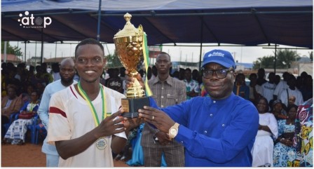 65ᵉ anniversaire de l’indépendance du Togo : fête culturelle et sportive à Agoè-nyivé 1 PHOTO 14 Le ministre Folly Bazi remet la coupe a lequipe gagnante