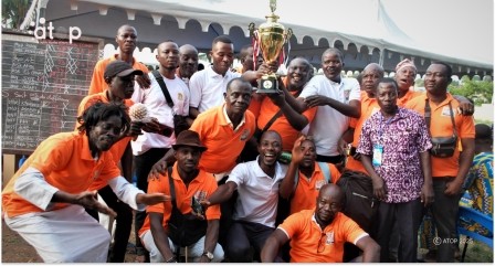 PHOTO 15 Les vainqueurs avec leur trophee pour la photo souvenir