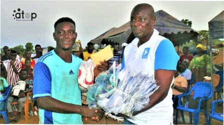 Football / tournoi de l’indépandence édition 2025 : les équipes féminine et masculine des communes de Basssar 4 et 1 victorieuses 1 PHOTO 17 Le delegue prefectoral du MJU a droite remettant le prix au representant dune equipe