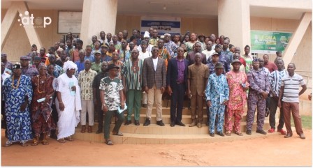 PHOTO 2 Des membres des comites installes avec les officiels