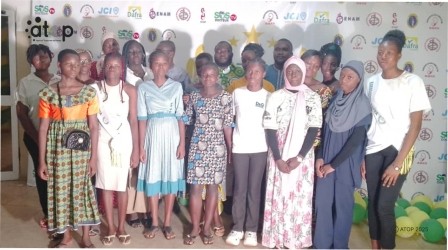 PHOTO 3 Etudiants et officiels