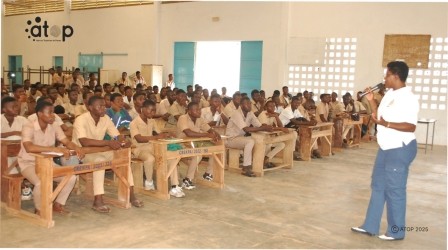 PHOTO 6 Une responsable echange avec les apprenants CRETFP
