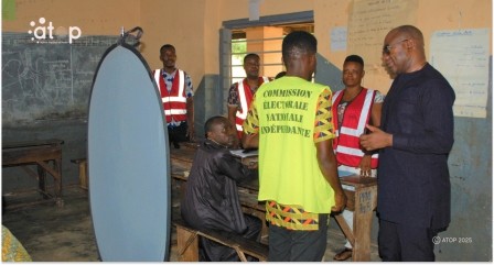 PHOTO 7 Pr Kokoroko discute avec un membre dun autre CRV
