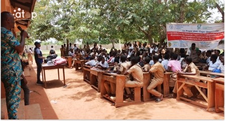 PHOTO 9 Le Cdt Dr Agbessi a gauche sensible les eleves