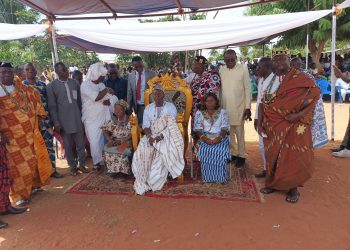 Photo de famille du chef Togbui Hlan 1 avec les autorités locales de Vo