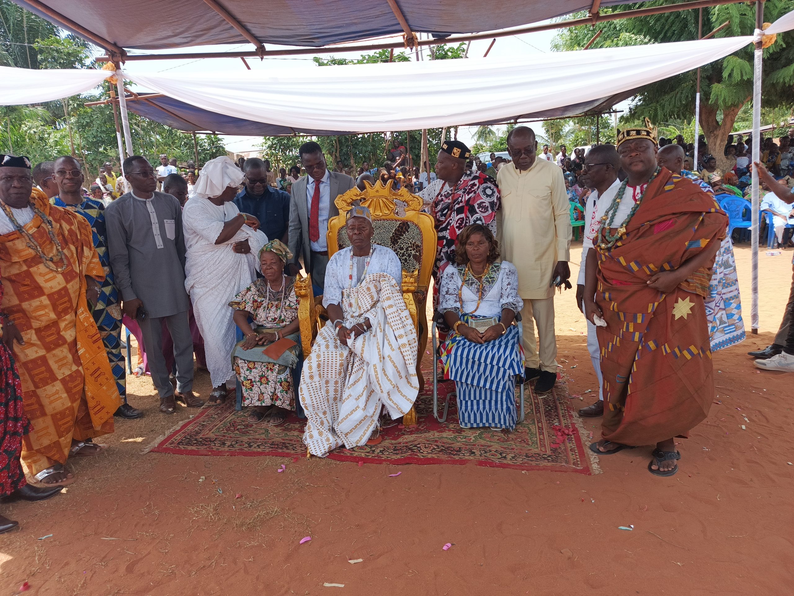 Photo de famille du chef Togbui Hlan 1 avec les autorités locales de Vo