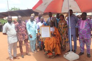 Photo de famille du nouveau chef Togbui Avou 2 avec les autorités locales