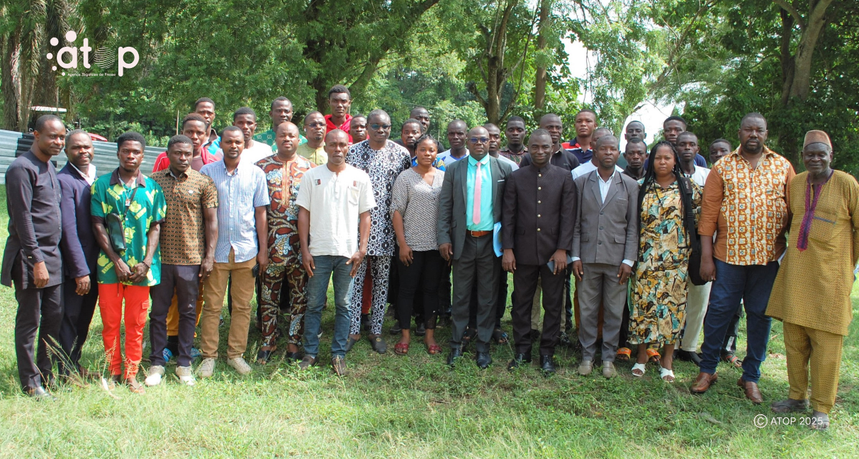 Kloto/techniques de labour avec les tracteurs : des entrepreneurs de services de mécanisation agricole en formation 1 1 Participants et offciels pour la photo souvenir