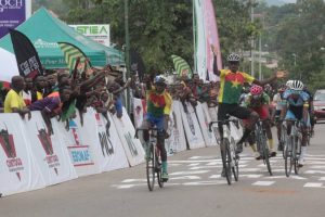 Arrivée groupé des cyclistes à Kara