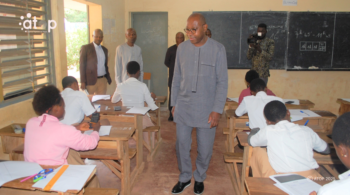23 Le ministre Tchiakpe en supervision dans une classe