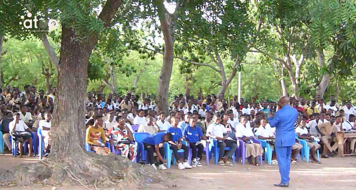Haho/ lutte contre le mariage des enfants et les grossesses précoces : les élèves du lycée de Notsè sensibilisés 1 4 Lhorable Amoudji Komlan devant les apprenants du lycee de Notse