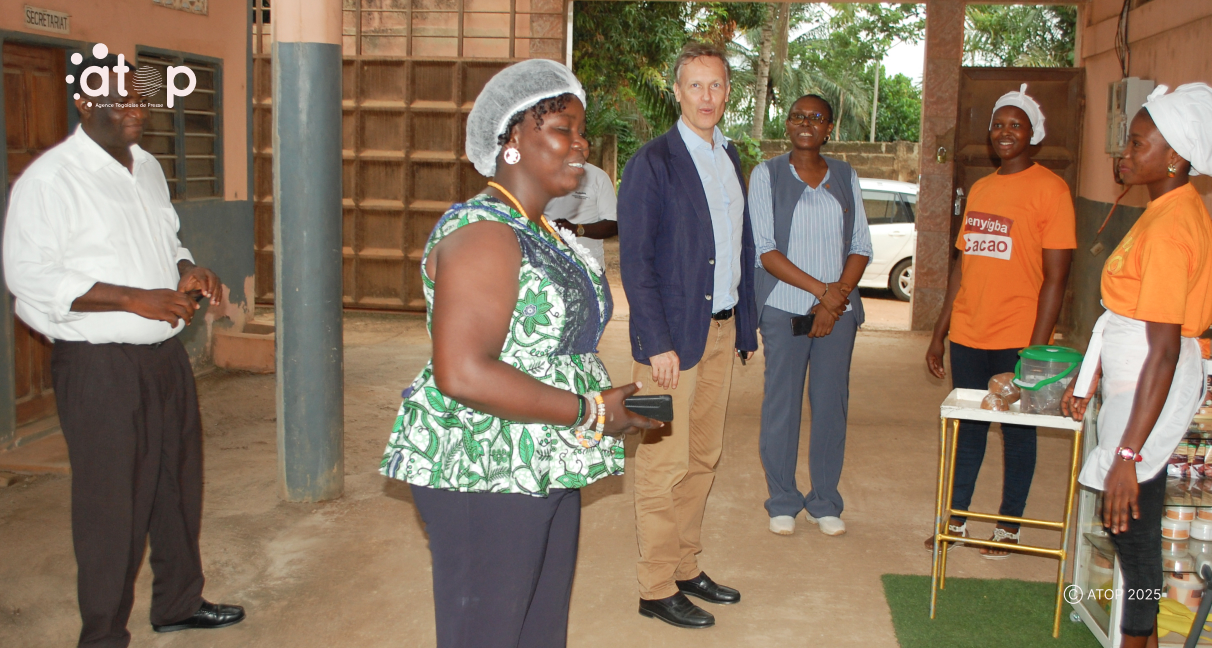 Kloto/transformation des produits locaux : l’ambassadeur Gwilym Ceri Jones visite l’unité de production du chocolat “Denyigba Cacao“ 1 8 Echange entre lambassadeur et la responsable de lunite